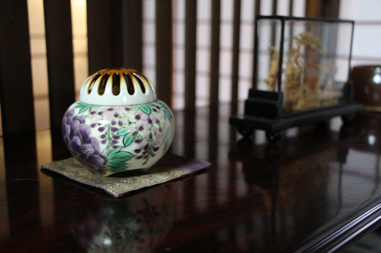花柄の陶器でできた小物の写真