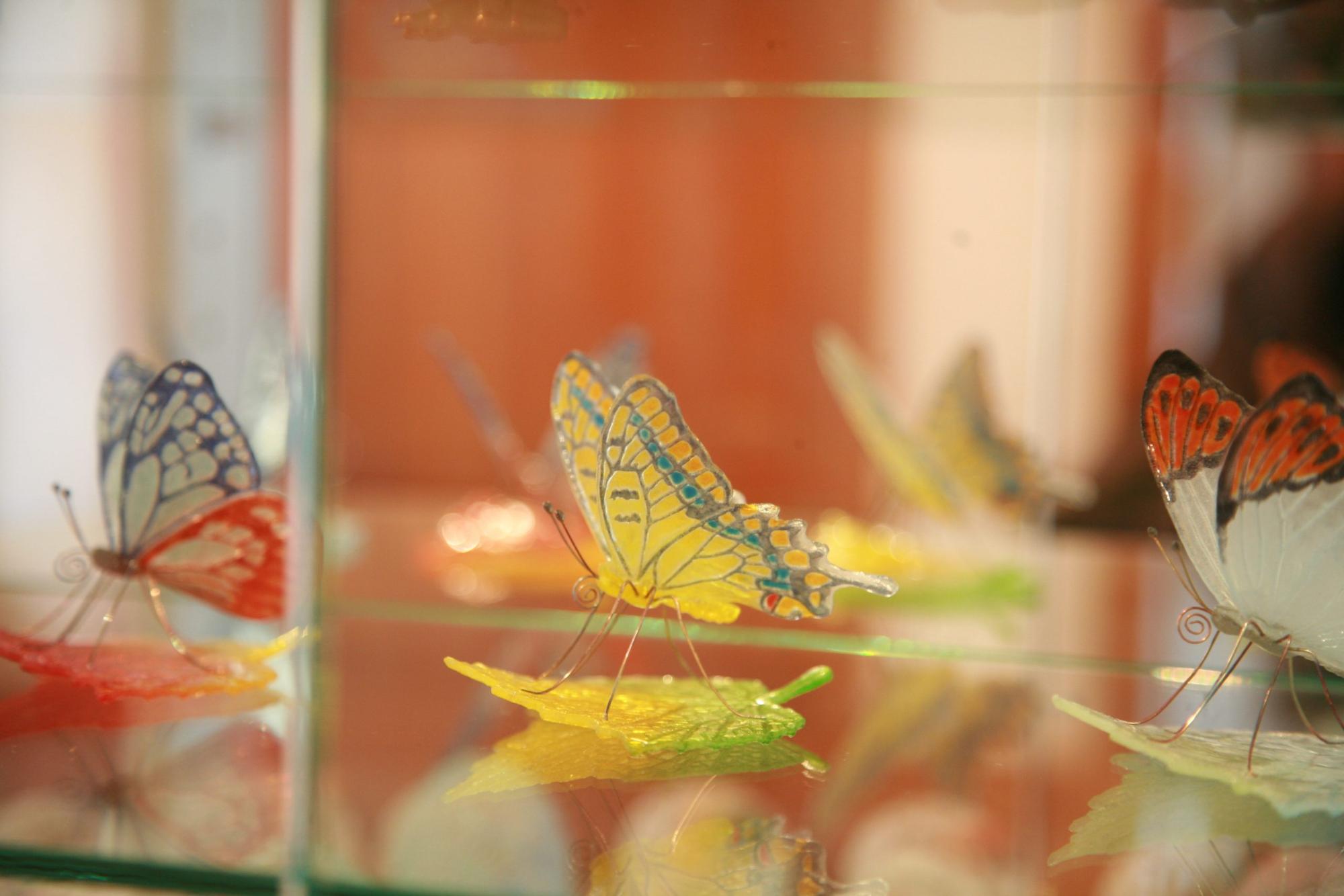 チョウが葉っぱに止まっている様子を模ったガラス細工が3つ並んでいる写真