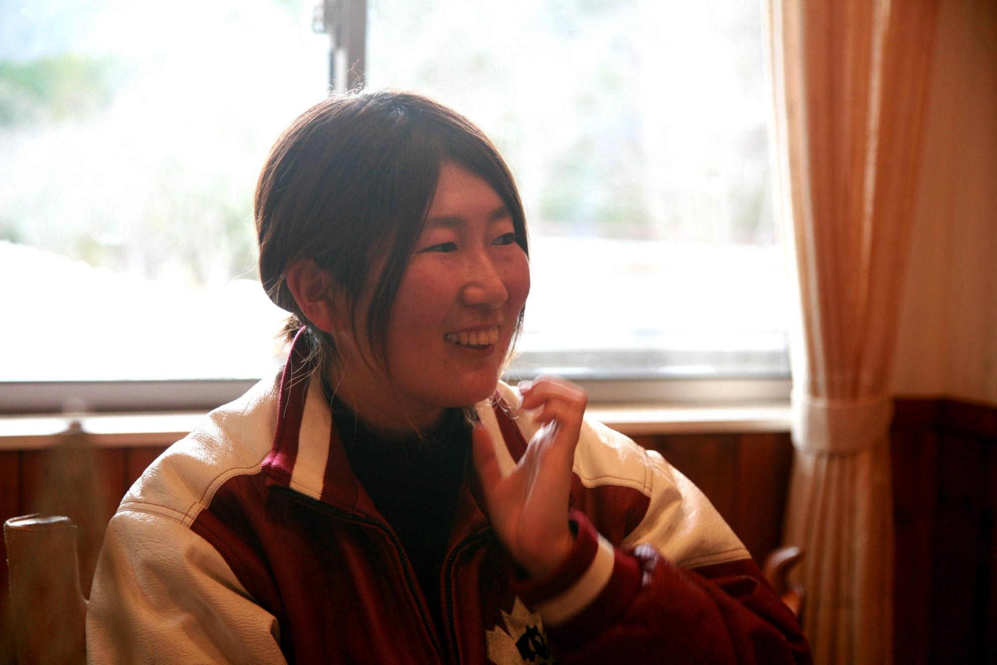 カナディアンキャンプ乗馬クラブ神戸の室内にて笑顔でインタビューに答える中山美香さんの写真