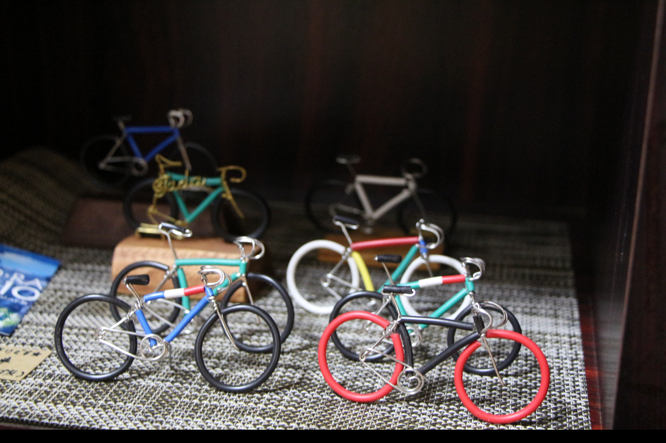 色とりどりのパーツで作られた4つのロードバイクのミニチュア写真