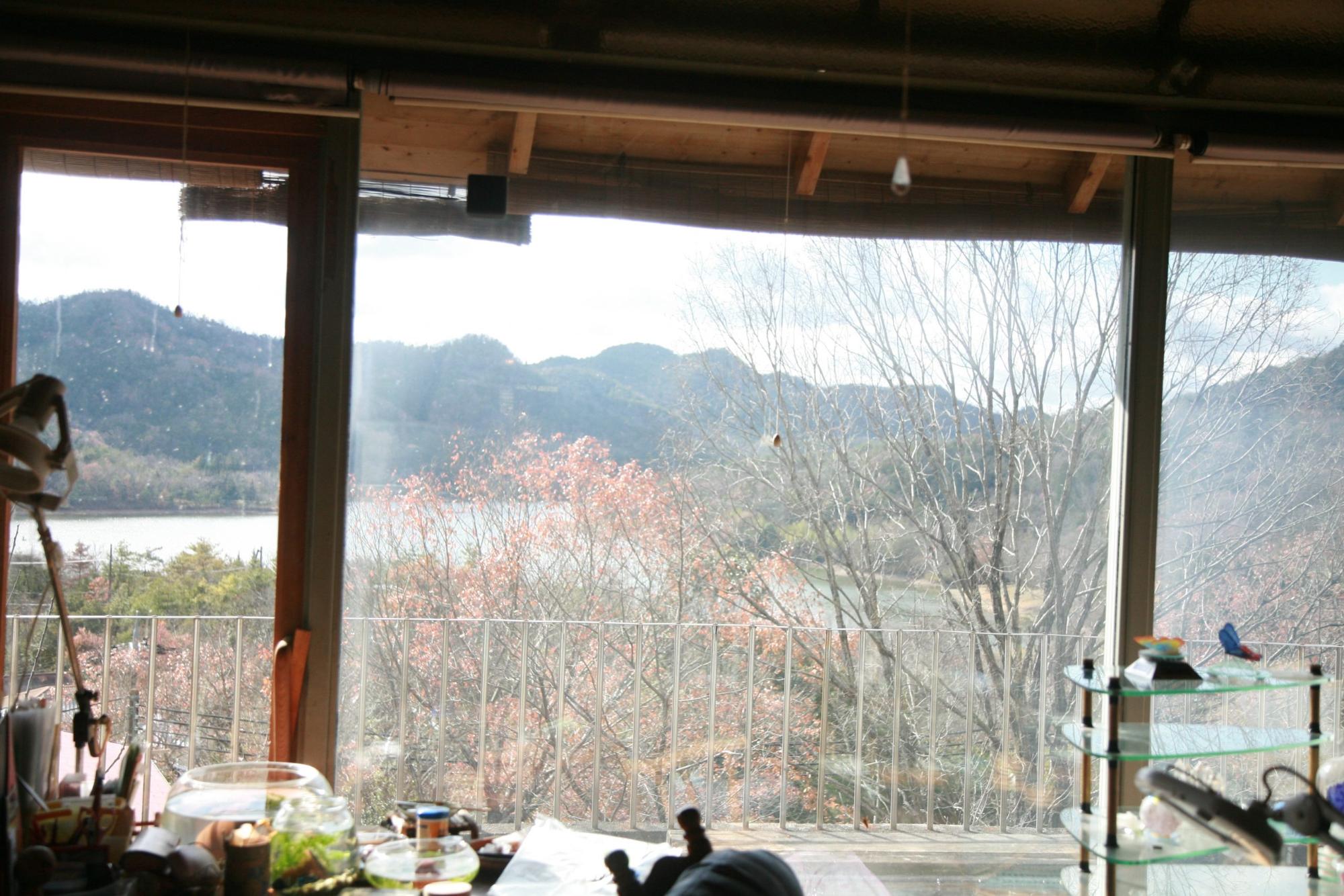 前出佳与さんの自宅の窓から見える千丈寺山と千丈寺湖の風景写真