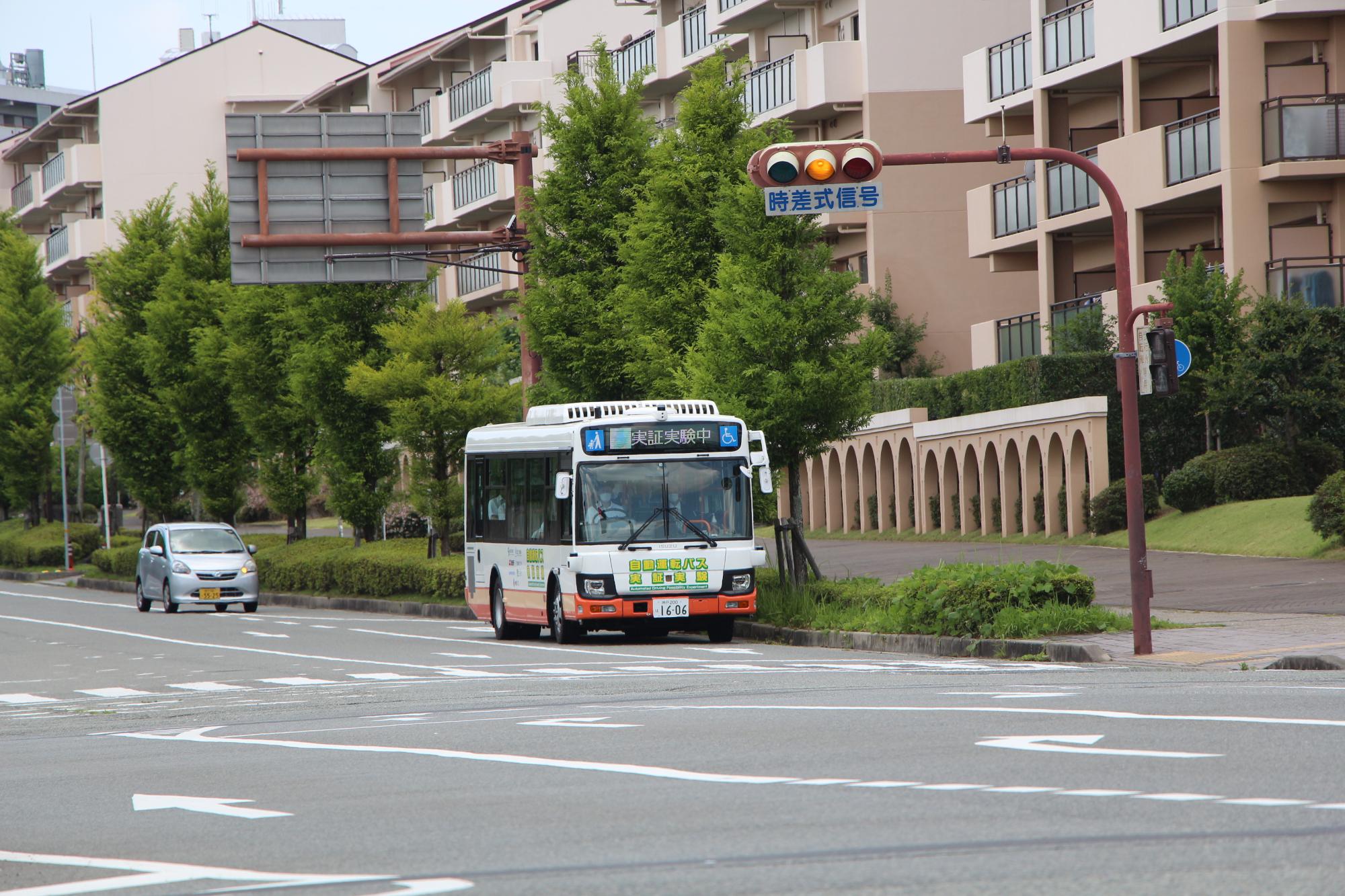 信号が黄色に変わった際に、しっかりとバスが停止する様子がわかる写真