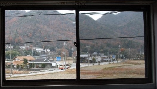 のどかな様子が伝わってくる三田市の窓から見える風景写真