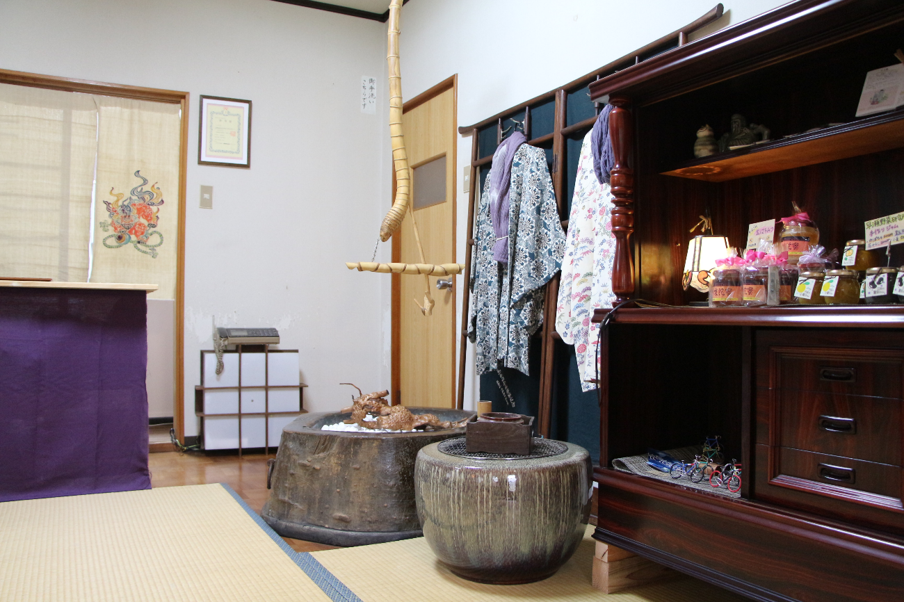 昔ながらの日本的家具がおかれた室内の写真