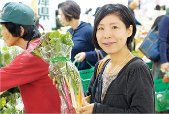 「パスカルさんだ」店内にて地元の野菜を購入する椎木（しいき） ゆかりさんの写真