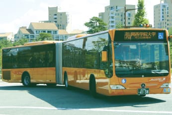 西日本で初導入のオレンジ色の連結バスの写真