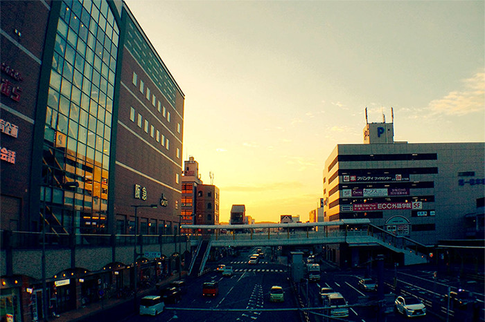 三田駅前の歩道橋とその下を走る車の写真