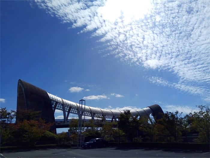大きな橋の上に広がる青空と雲の写真