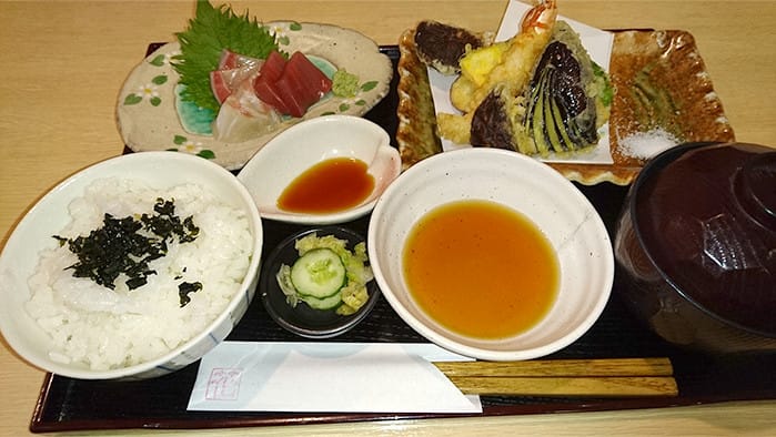 天ぷら、お刺身、漬物、ご飯などの写真