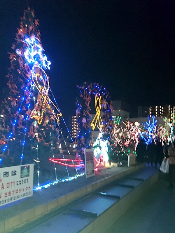 三田駅前を彩るイルミネーションの写真