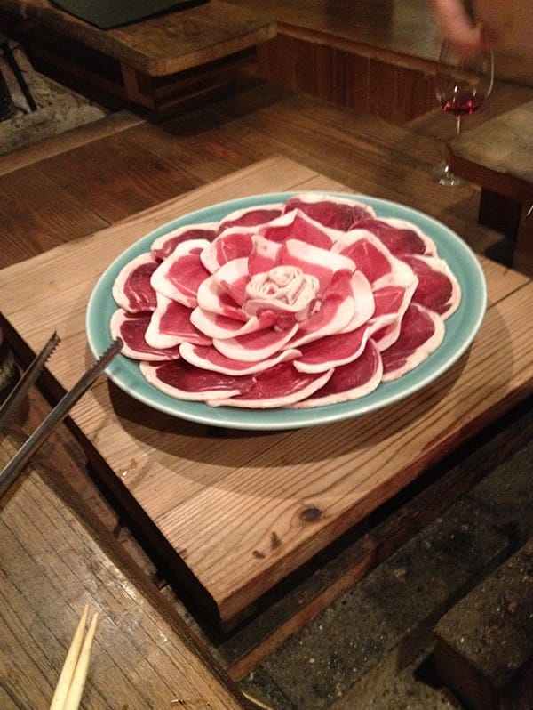 お皿に盛られている猪肉の写真