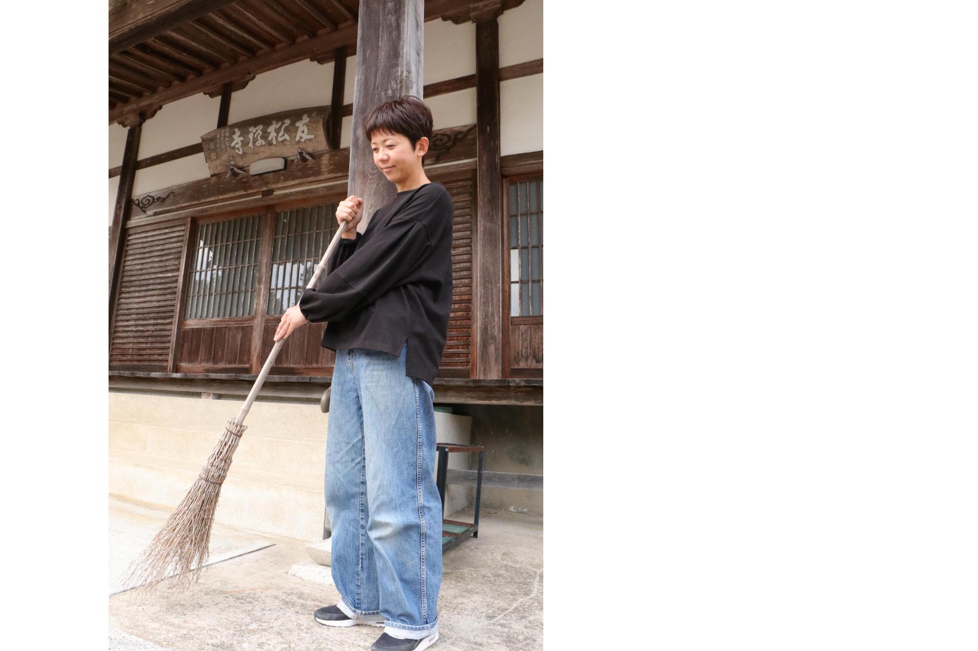 陶尾さん_お寺で掃除をしている写真